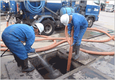 油水分離槽清掃業務の様子（01）