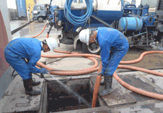 油水分離槽清掃業務の様子（02）
